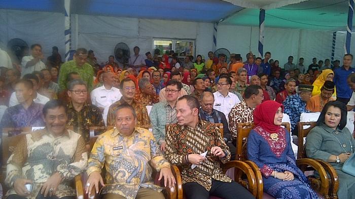 Menteri Hanif Diguyur Hujan saat Tiba di Tanjungpendam