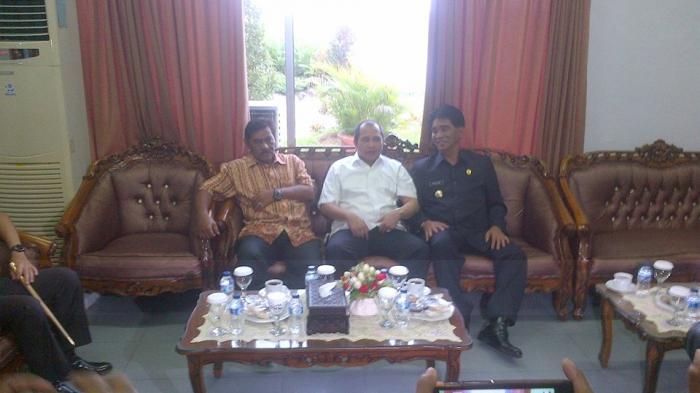 Menteri Marwan Tiba di Belitung Pakai Pakaian Putih Hitam