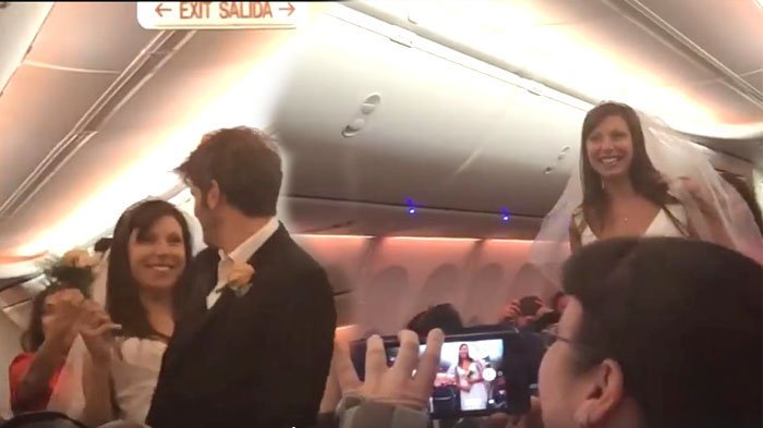 Bertemu di Situs Perjodohan, Setelah 4 Tahun Pasangan Ini Pilih Menikah di Atas Pesawat