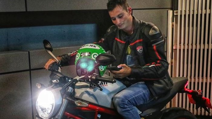 Ada yang Mau Naik Ojek Onlinenya Mike Lewis? Foto Ini Jadi Buktinya, Ternyata