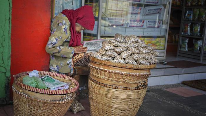 Sambil Menunggu Pembeli, Nenek 90 Tahun Ini Baca Alquran dan Lihatlah Apa yang Terjadi Selanjutnya