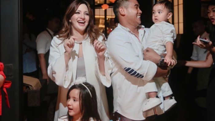 Foto Nia Ramadhani Bersama Keluarga, Warganet Malah Fokus ke Bagian Ini