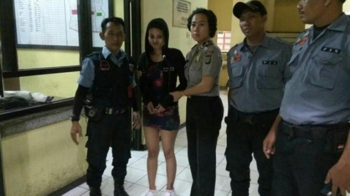 Ingat Model Majalah Pria Dewasa yang Pernah Buka Baju di Kantor Polisi? Ia Bikin Ulah Lagi