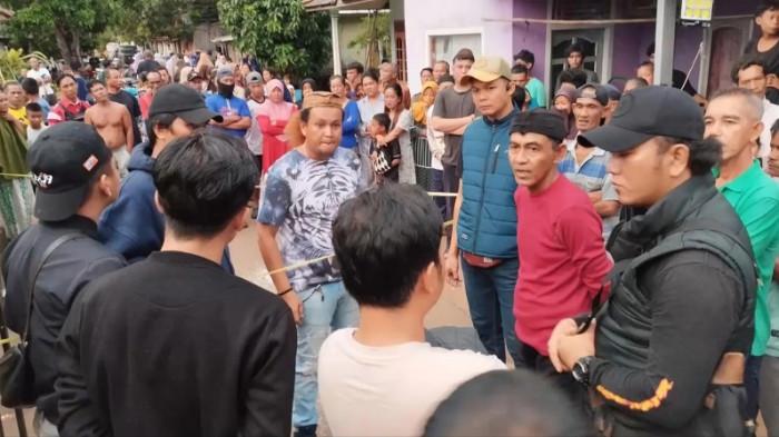 OLAH TKP - Sejumlah aparat kepolisian dari Polres Bangka Selatan ketika melakukan olah TKP kasus pencurian dan pembunuhan di Desa Tanjung Sangkar, Kecamatan Lepar, Senin (8/12/2025). Seorang pemilik rumah menjadi korban pembunuhan oleh seorang pencuri.