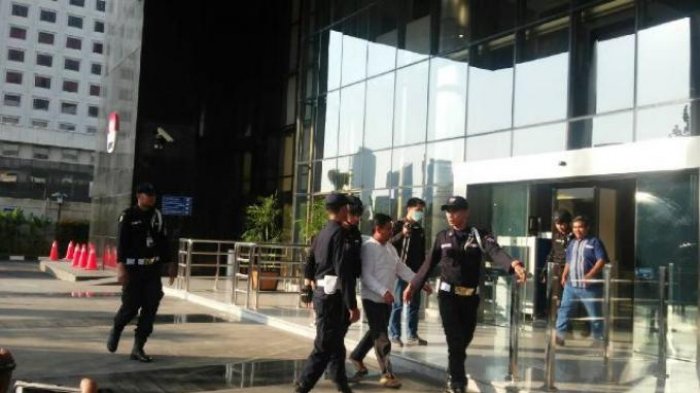 Enam Orang Terjaring OTT di Mojokerto Tiba di Kantor KPK, Ada Yang Linglung