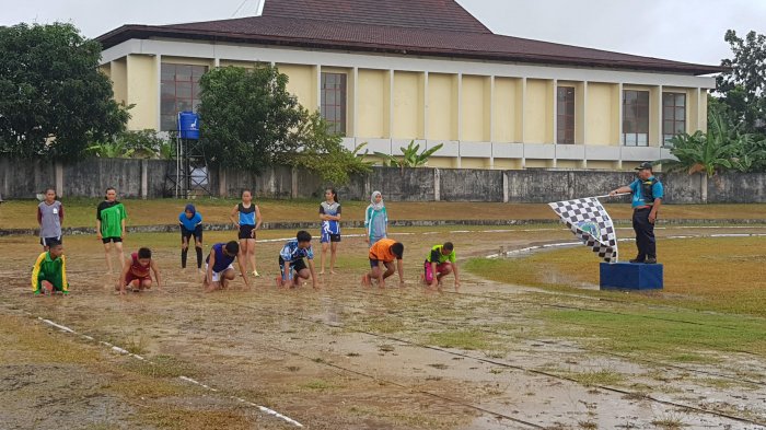 Byurrr Hujan Turun, Pertandingan Terganggu, Peserta Upacara Pembukaan Popda Belitung XI Berhamburan