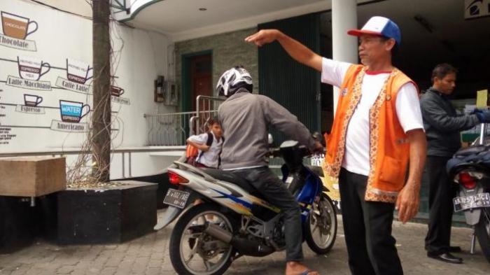 Tukang Parkir Ini Akhirnya Naik Haji Setelah Menabung Selama 31 Tahun dalam Kaleng