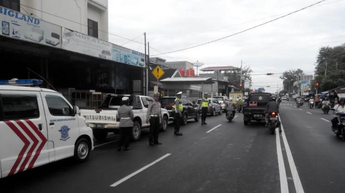 VIDEO : Polantas Polres Belitung Tegur Pengendara Parkir Kendaraan di Badan Jalan Raya