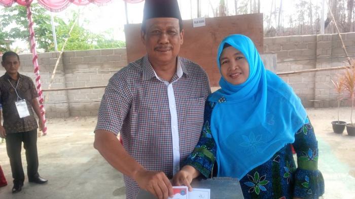 Patrianusa Sapa Warga dan Puji Petugas TPS saat Mencoblos