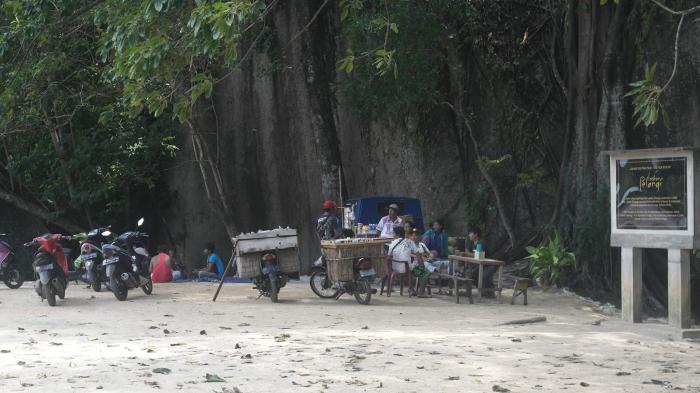 PT Ranati Portal Akses Masuk Pantai Bilik, Pengunjung Harus Jalan Kaki 100 Meter