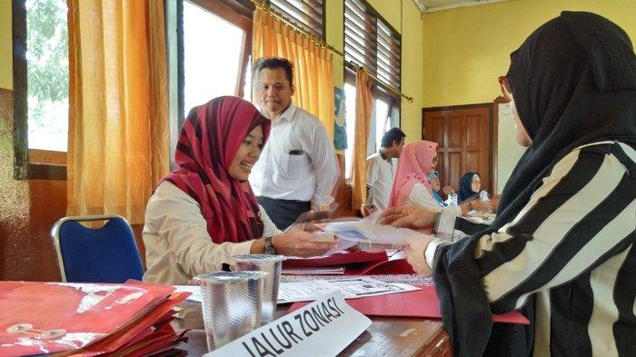 Ikut Jalur Zonasi, Orang Tua Cemas Anaknya Tak Bisa Terdaftar di SMP Negeri
