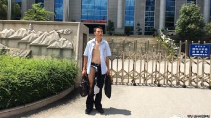 Diserang oleh Tiga Petugas di Ruang Sidang, Celana Pengacara Ini Jadi Begini