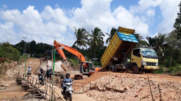 Video Jalan Selumar Selinsing yang Putus Akibat Banjir Mulai Ditimbun