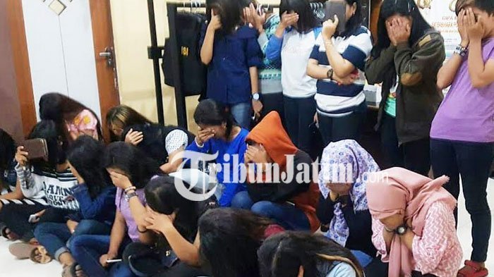 Polisi Ciduk 20 Wanita Muda Berpakaian Seksi Penjual 'Kopi Pangku' di Pasar