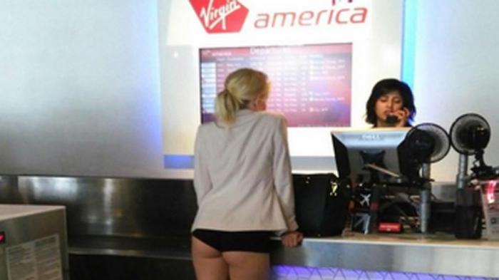 Waduuuuh, Wanita Cantik Ini Pakai Celana Dalam Saja, Check In di Bandara