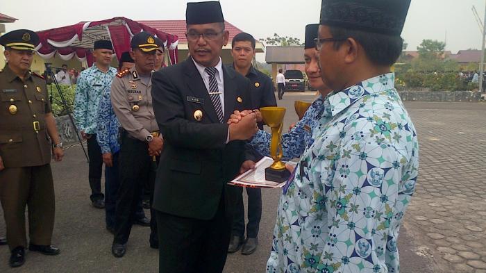 Tiga Kecamatan Terbaik di Beltim Dapat Tropi dan Uang Pembinaan