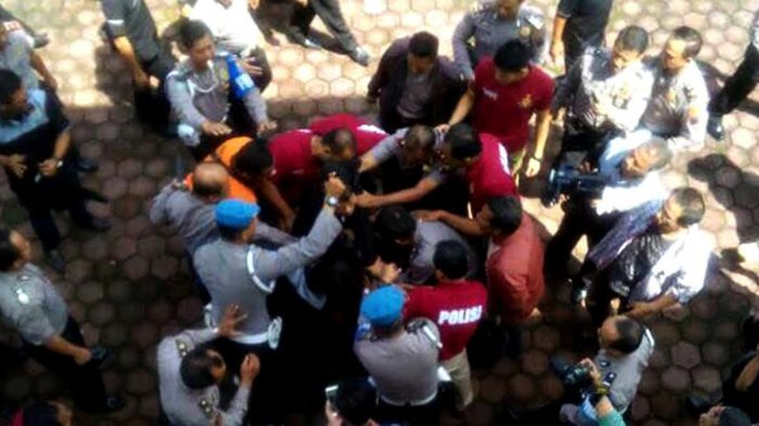 Pria Nekat Terobos Kantor Polisi Tabrak dan Bacok Petugas