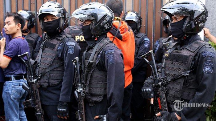 Lakban, Sarung Senjata Hingga Pakaian Ditemukan Dalam Mobil Pelaku Perampokan