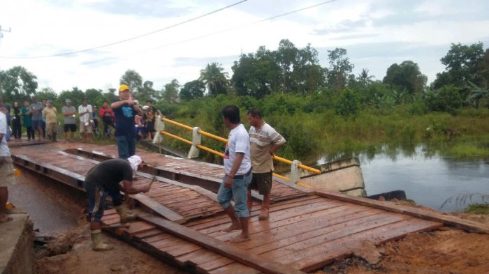 Satu Unit Excavator Perbaiki Jembatan Ambruk di Desa Batu Penyu