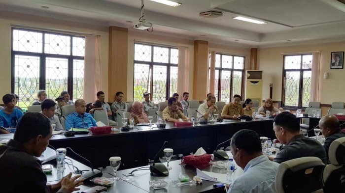 Puluhan Pekerja Perusahaan Tambang Kaolin PT Surya Wiraldo di Damar Tuntut Pesangon