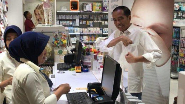 Jokowi Belikan Oleh-oleh untuk Jan Ethes dan Sedah Mirah