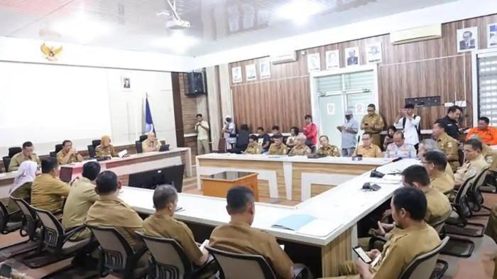 EVALUASU ANGGARAN -- Pemerintah Kota (Pemkot) Pangkalpinang kembali melakukan evaluasi terhadap pelaksanaan kegiatan serta penyerapan anggaran daerah hingga Februari 2026. Evaluasi tersebut dipimpin langsung oleh Wali Kota Pangkalpinang, Saparudin, bersama Wakil Wali Kota Dessy Ayutrisna dalam rapat evaluasi fisik dan keuangan APBD yang digelar di Ruang Rapat Bapperida, Senin (16/3/2026).