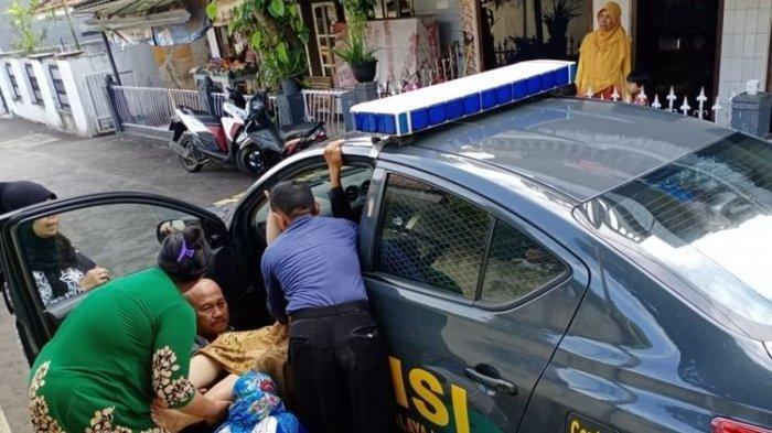 Kisah Polisi Tasikmalaya Bantu Ibu Melahirkan di Pinggir Jalan, Warga Berkerumun Ikut Panik