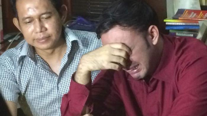 Pesinetron Sandy Tumiwa Menangis saat Jumpa Pers