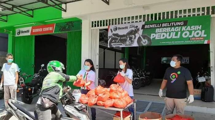Peduli Nasib Ojol, Dealer Beneli Belitung Bagikan 120 Paket Sembako untuk Driver Ojek online