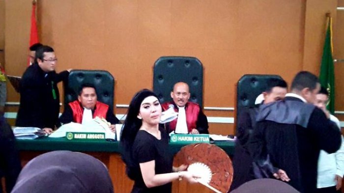 Kegerahan, Syahrini Minta Izin Hakim: Kalau Saya Lepas Jaket Boleh? Karena Panas Sekali