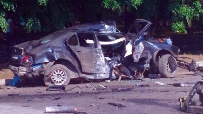 BMW Ditumpangi 3 Pria dan 1 Wanita Tabrak Truk, Polisi Kaget Temukan Benda Mematikan di Bawah Jok