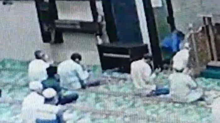 Tengah Memimpin Doa, Imam Masjid Tiba-tiba Diserang Seorang Pria