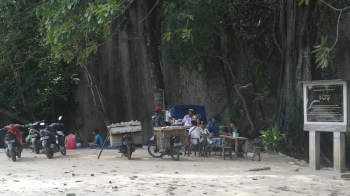 Pedagang Tagih Janji Pemda, Wisatawan Pun Kena Imbas Berkunjung ke Pantai Tanjung Tinggi