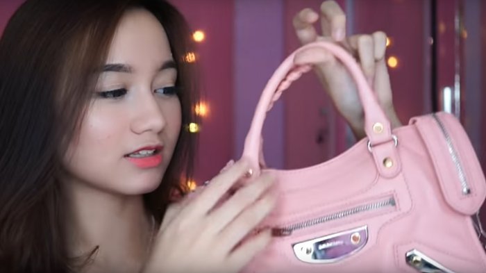 Mengintip Isi Tas Generasi Milenial, Ada Modem Portable Hingga Pembalut di Dalamnya