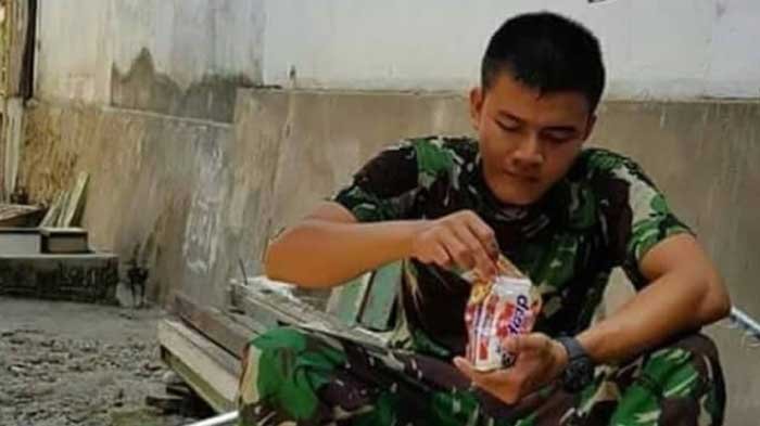Viral! Potret 2 Anggota TNI makan Mi Instan Mentah Saat Bertugas di Gempa Palu & Donggala