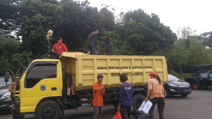Ini 7,5 Ton Sampah Sisa Demo 4 November, dari Kayu Sampai Spanduk Dibuang Sembarangan