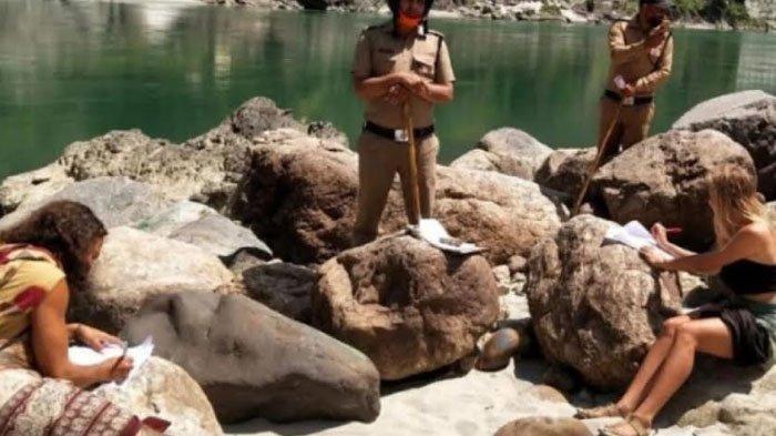 10 Turis ini Ketahuan Jalan-Jalan d India, Akibatnya Dihukum Menulis 'Saya Sangat Menyesal' 500 Kali