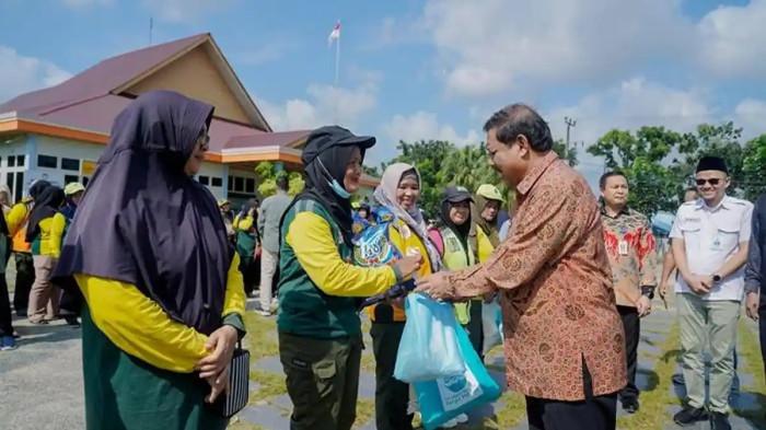 PAKET SEMBAKO - Wali Kota Pangkalpinang Saparudin atau Prof Udin menyerahkan ratusan paket sembako kepada tenaga kebersihan dan pertamanan sebagai bentuk apresiasi atas dedikasi mereka menjaga kebersihan kota, di halaman Kantor Wali Kota Pangkalpinang, Jumat (13/3/2026).