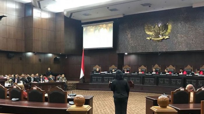 Pria Ini Menangis Kenang Anaknya Saat Uji Materi UU MD3 Menurutnya Tidak Ada Keadilan
