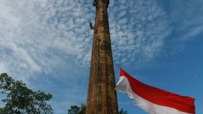 Merah Putih Berkibar di Menara Stoven Kelapa Kampit
