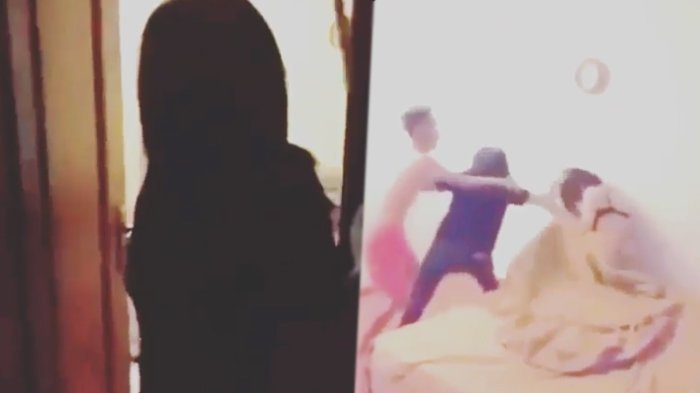 VIDEO Pergoki Suami Telanjang Dada Bersama Wanita Lain, Sang Istri Lakukan Hal Tak Terduga