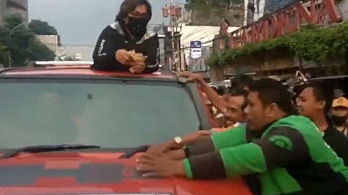 Wanita Bermobil Mewah Bikin Geger, Bagi-bagi Uang, Warga dan Driver Ojek Online Jatuh Bangun Berebut