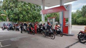 20220418-pengantre-motor-di-spbu.jpg