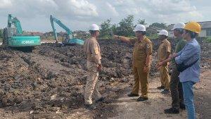 20230206-Plt-Sekda-Kota-Pangkalpinang-Mie-Go-Tinjau-Pembuatan-Kolam-Retensi-Bukit-Nyato.jpg