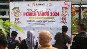 20230214-Penandatanganan-Deklarasi-Damai-Pemilu-2024-saat-Apel-Siaga-di-Bawaslu-Beltim.jpg