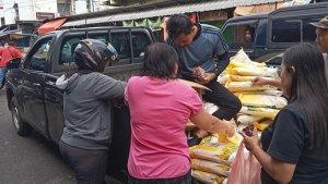 20230215-Warga-Beli-Bahan-Pokok-saat-Operasi-Pasar-Murah-Perum-Bulog-di-Pangkalpinang.jpg