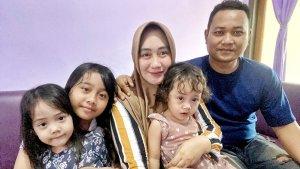 20231130-Eni-Agustin-bersama-suami-dan-anak-anaknya.jpg
