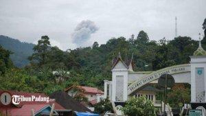 20231204-Penampakan-abu-vulkanik-di-puncak-gunung-Marapi-Sumatra-Barat.jpg