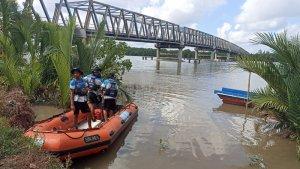20231218-Tim-SAR-Gabungan-melakukan-upaya-pencarian-Acit-di-sekitar-Jembatan-Baturusa-II.jpg