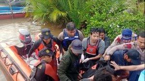 20231218-Tim-SAR-mengevakuasi-jenazah-Acit-yang-diduga-jatuh-dari-Jembatan-Baturusa.jpg